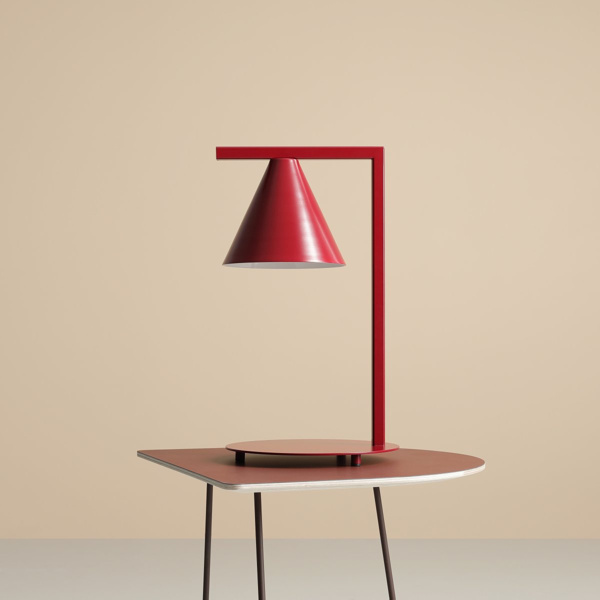 Form 40cm Bourgogne bordlampe Fra Artera - Denne minimalistiske bordlampe med sin elegante kegleformede skærm i en bordeaux-tone er det perfekte valg for dem, der ønsker et stilfuldt og moderne look i deres hjem.