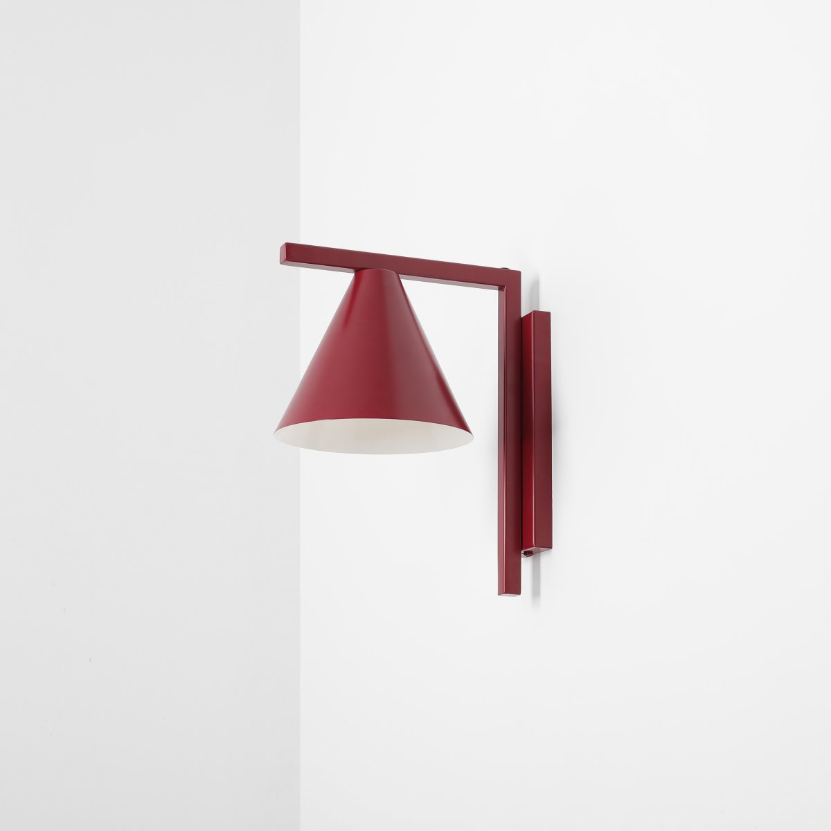 Form 23cm Bourgogne væglampe Fra Artera - Denne minimalistiske v&aelig;glampe med sin elegante kegleformede sk&aelig;rm i bordeaux-tone er det perfekte valg for dig, der &oslash;nsker et stilrent og moderne udtryk i dit hjem.