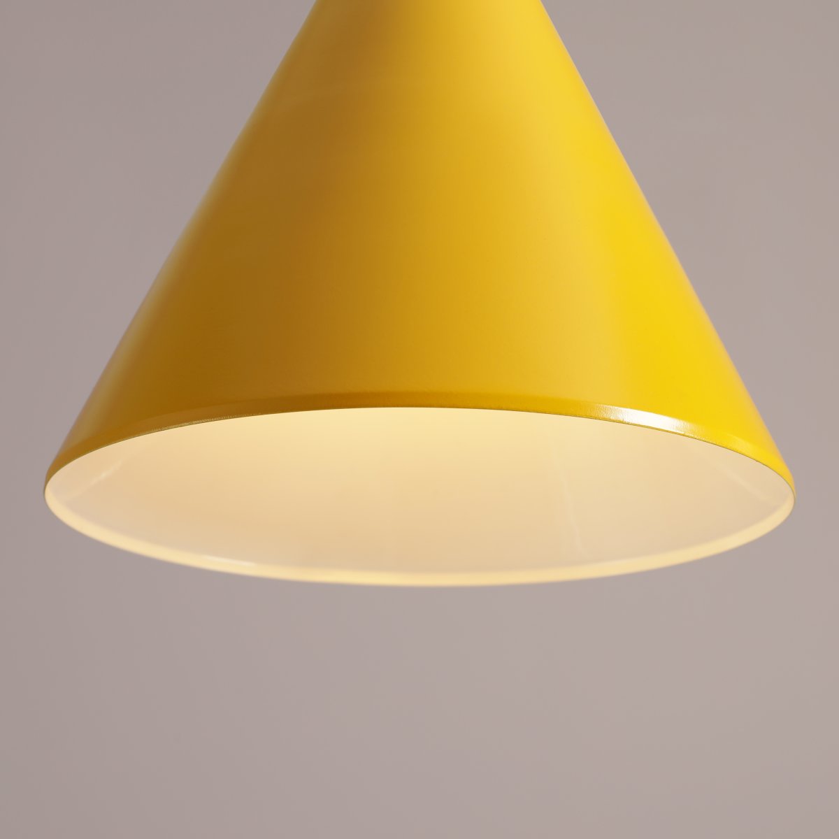 Form Ø24 Sennep loftslampe Fra Artera - Denne minimalistiske pendel med sin elegante kegleformede skærm i en sennepsgul tone er det perfekte valg for dig, der ønsker et stilfuldt og moderne udtryk i dit hjem.