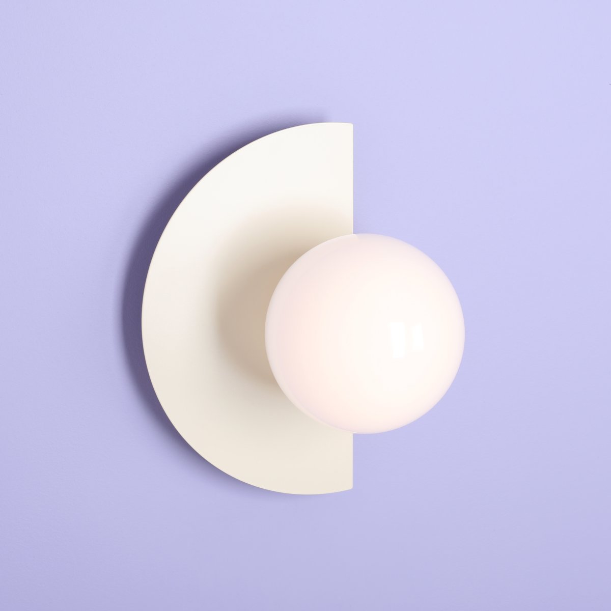 Loop 28cm Cremehvid væglampe Fra Artera - Lampens minimalistiske form gør, at den glider ind i forskellige interiørstile, samtidig med at den tilføjer et kunstnerisk og sofistikeret præg til dit hjem.