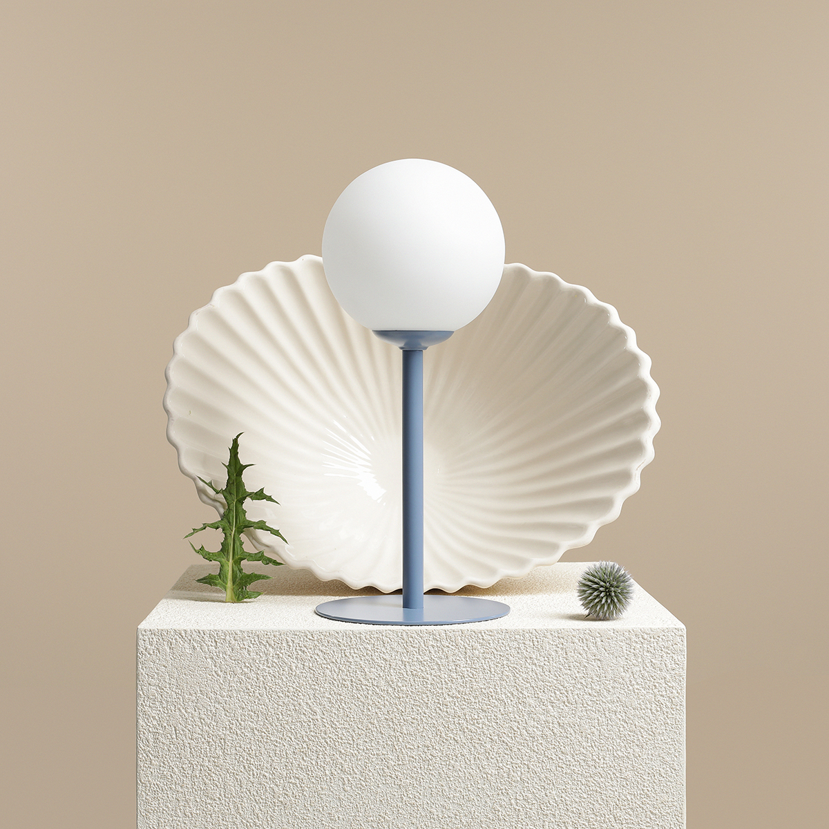 Pinne 35cm Blå bordlampe Fra Artera - Den runde opalklode spreder et blødt og behageligt lys, perfekt til at skabe en varm og indbydende atmosfære i rummet.