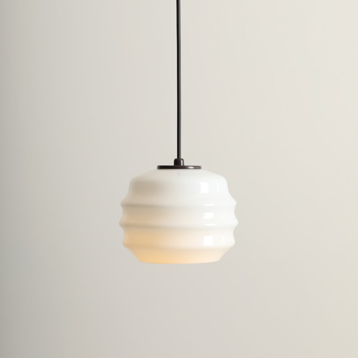 Puff Ø16 Mørkebrun loftslampe Fra Artera - Puff spreder et blødt og behageligt lys, der bidrager til en hyggelig atmosfære.