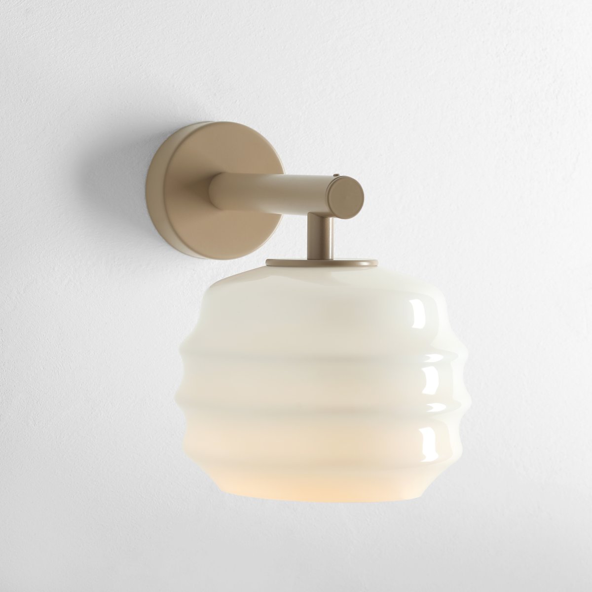 Puff 23cm Beige væglampe Fra Artera - Den dekorative skærm i hvidt opalglas har en bølget form, der giver lampen et legende og elegant udtryk.