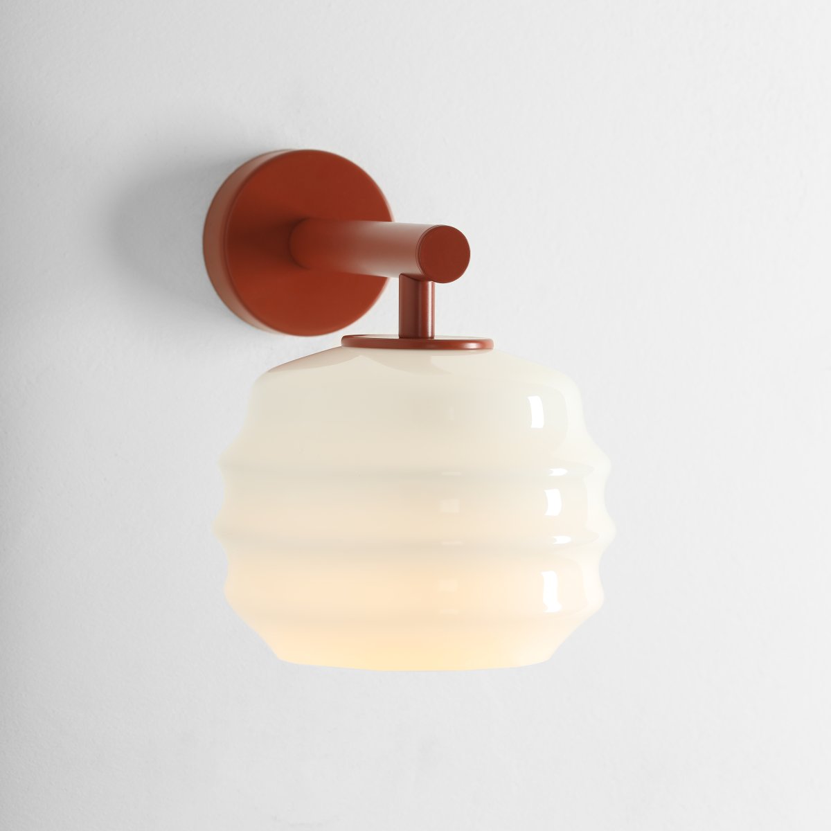 Puff 23cm Terrakotta væglampe Fra Artera - Den dekorative skærm i hvidt opalglas har en bølget form, der giver lampen et legende og elegant udtryk.