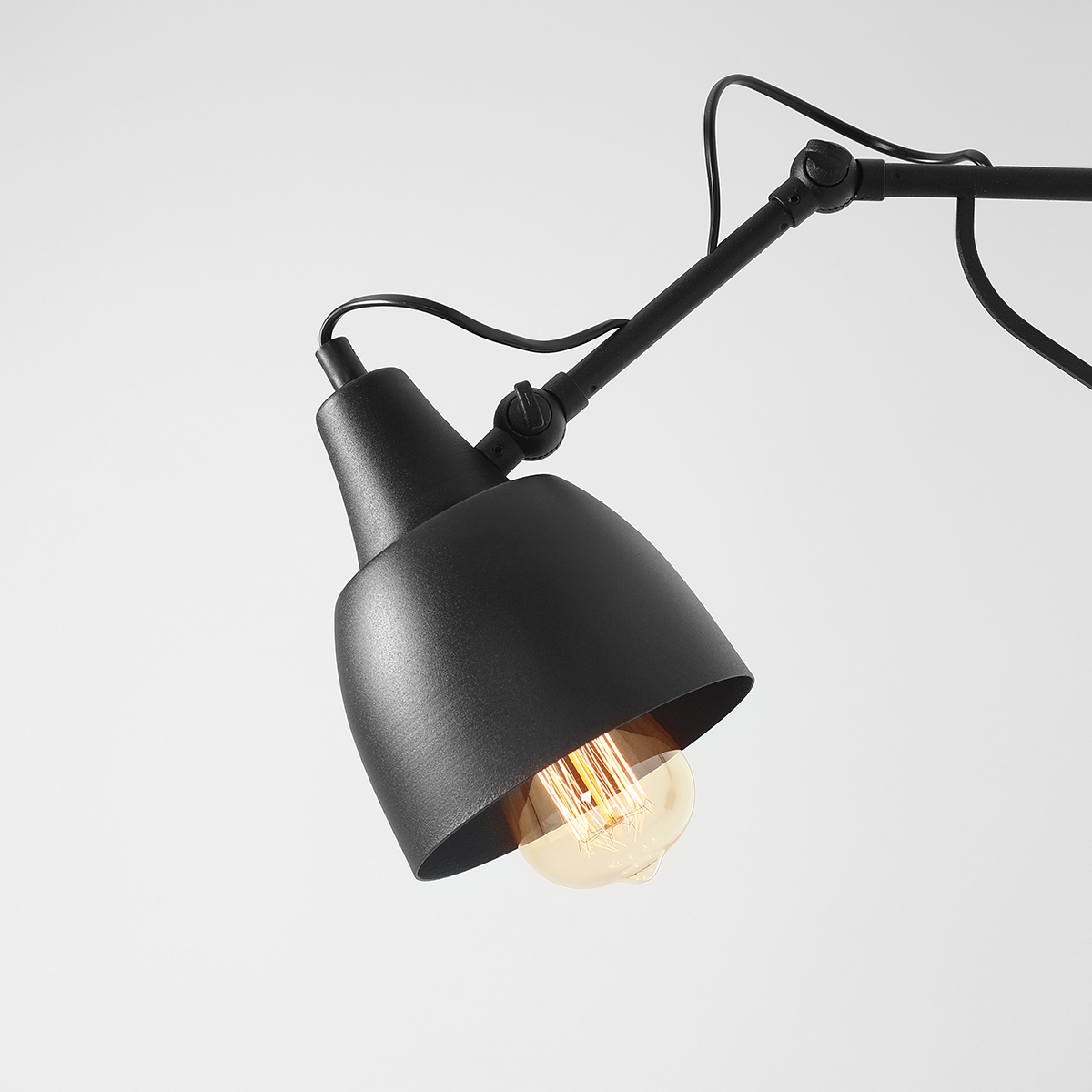 Soho 50cm Sort væglampe Fra Artera - Lampen har en stilfuld pulverlakeret matsort metalramme og spreder et blødt, varmt lys, som skaber en indbydende atmosfære i ethvert rum.