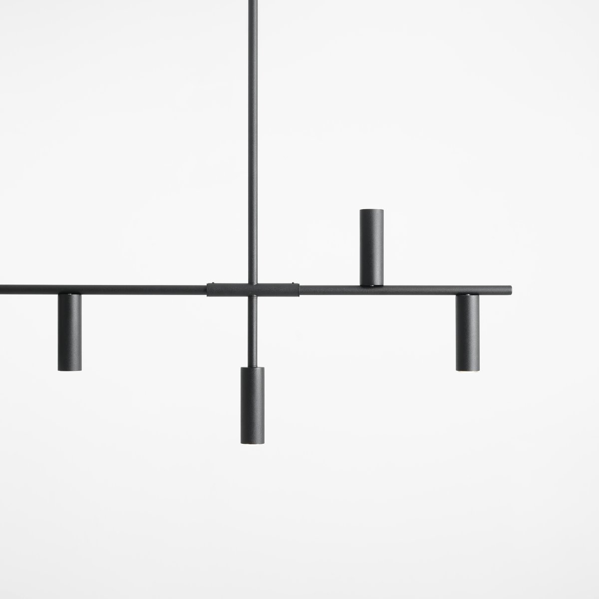 Trevo 145cm Sort loftslampe Fra Artera - Trevo mat sort finish er en minimalistisk loftslampe, der spreder lyset gennem seks nedadrettede lyskilder, mens et enkelt rør leder lyset opad for at bryde mønsteret.