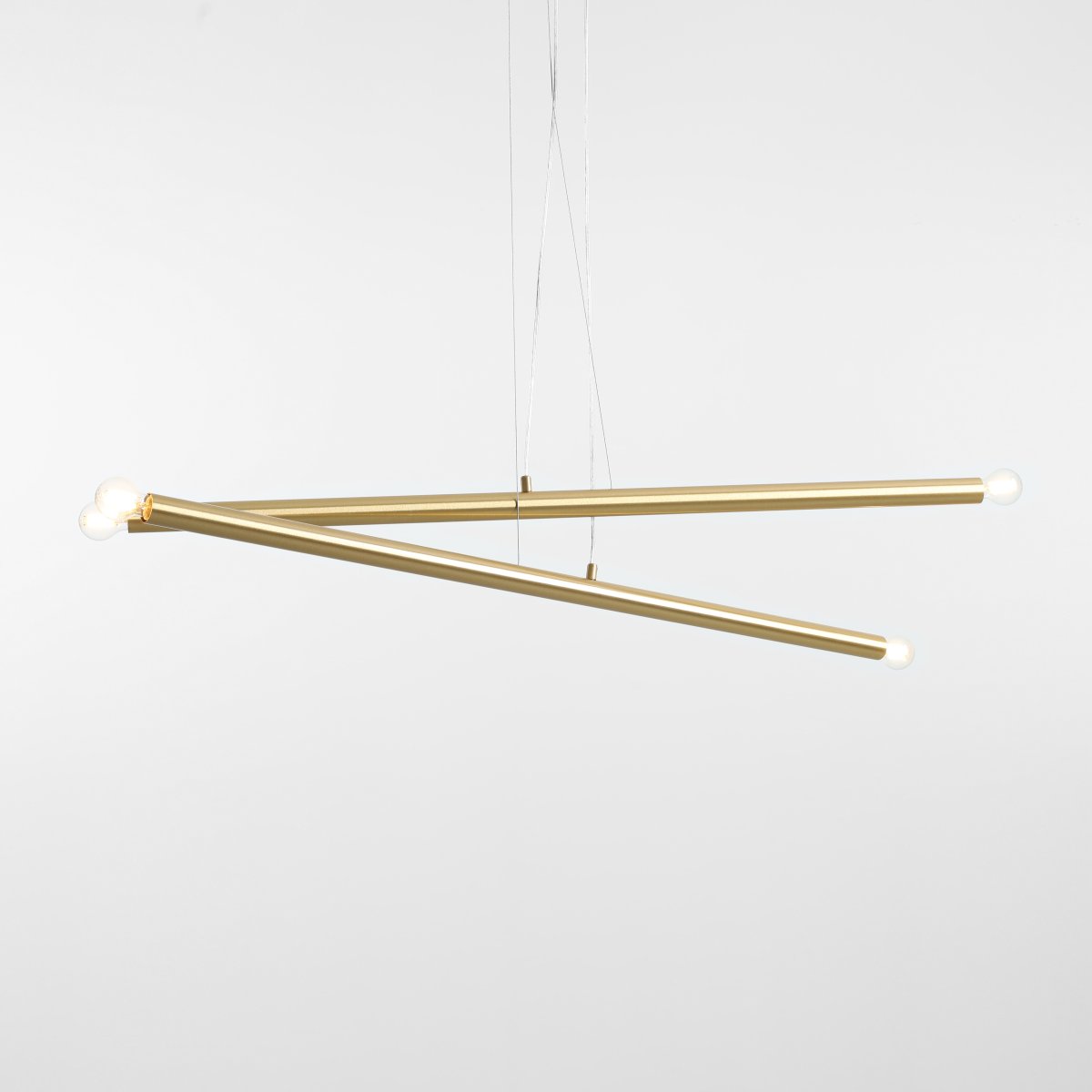 Tubo 4 100cm Messing loftslampe Fra Artera - Tubo 4 er en moderne loftspendel med et stilfuldt og minimalistisk design.