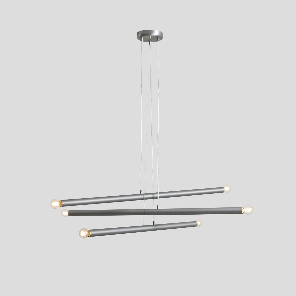Tubo 6 100cm Stål loftslampe Fra Artera - Lampen best&aring;r af tre smalle metalr&oslash;r i en elegant st&aring;lfinish, placeret i forskellige h&oslash;jder og vinkler, der skaber et sp&aelig;ndende og luftigt udtryk.