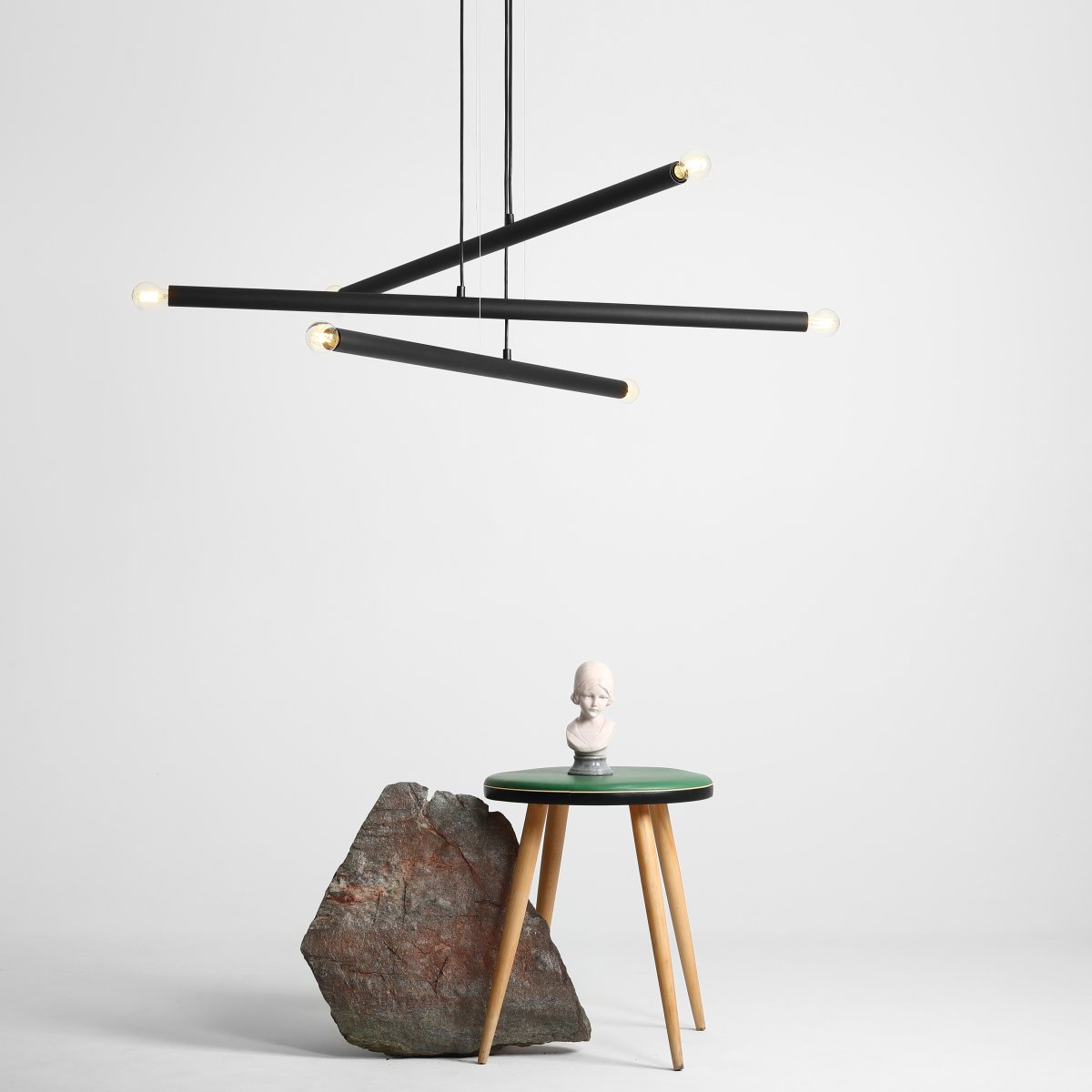 Tubo 6 100cm Sort loftslampe Fra Artera - Lampen består af tre smalle metalrør i en stilfuld sort finish, placeret i forskellige højder og vinkler, der skaber et spændende og luftigt udtryk.