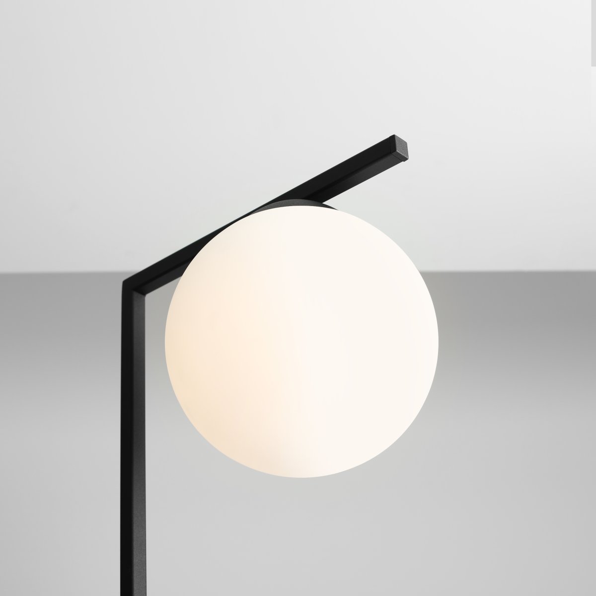 Zac Sort gulvlampe Fra Artera - Zac gulvlampe har et minimalistisk design lavet af metal og glas.