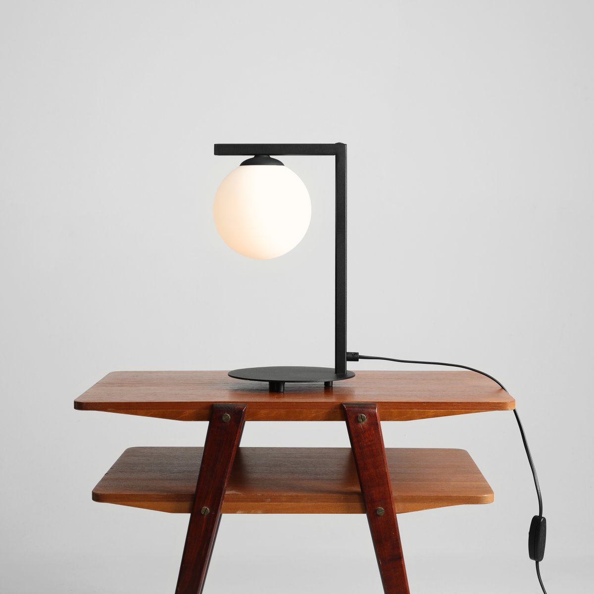 Zac 50cm Sort bordlampe Fra Artera - Zac bordlampe i sort metal og hvidt glas har et moderne og minimalistisk design, der kombinerer elegance med funktionalitet.
