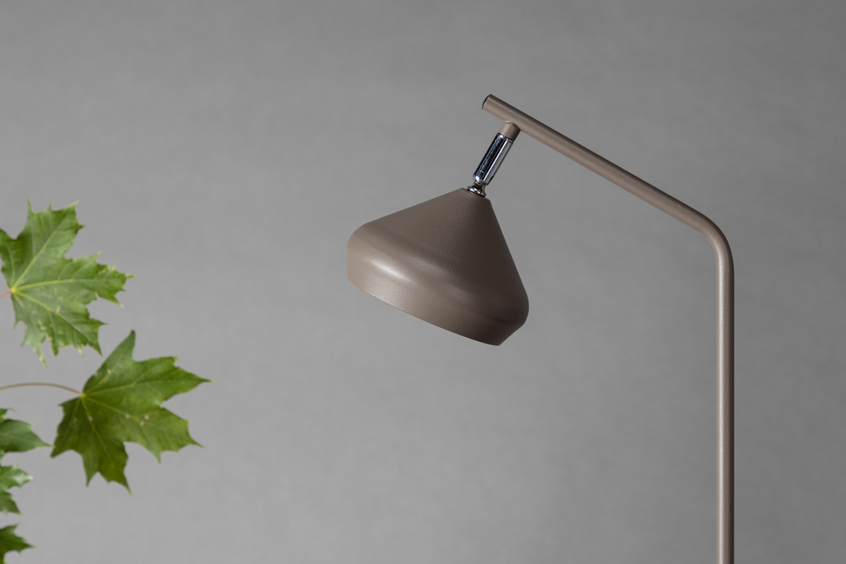 Isaberg 52cm Ruskind skrivebordslampe Fra Venture Design - Lampen er lavet af stål af høj kvalitet og udstråler en tidløs og moderne elegance, der vil bidrage til en afslappende følelse.