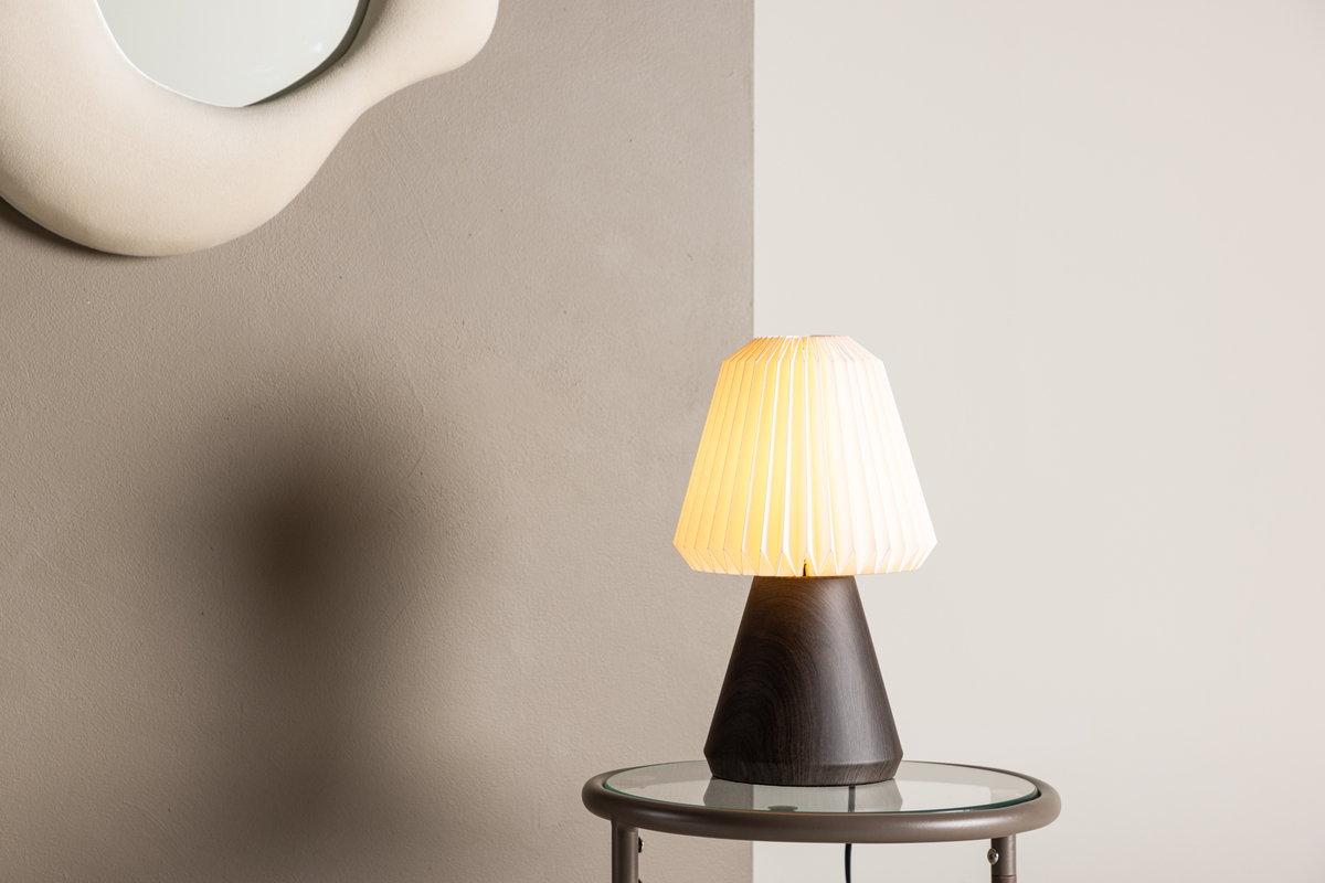 Fjällen 33cm Valnød bordlampe Fra Venture Design - Den plisserede lampesk&aelig;rm i hvidt papir spreder et dejligt og behageligt lys, der skaber en afslappende atmosf&aelig;re og giver dig en beroligende f&oslash;lelse.