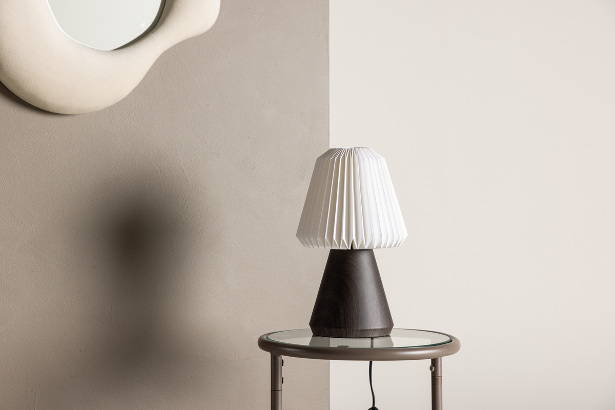 Fjällen 33cm Valnød bordlampe Fra Venture Design - Den plisserede lampesk&aelig;rm i hvidt papir spreder et dejligt og behageligt lys, der skaber en afslappende atmosf&aelig;re og giver dig en beroligende f&oslash;lelse.