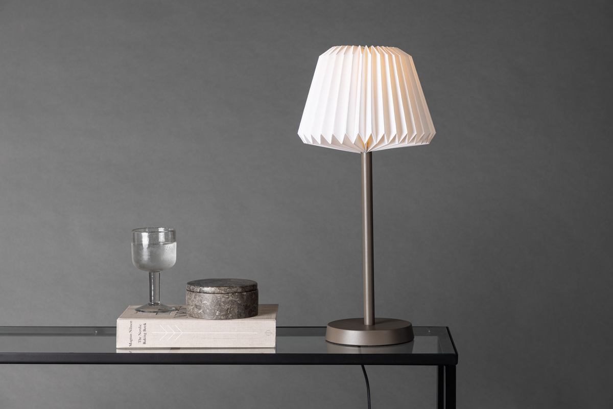 Tandådalen 50cm Mørkebrun bordlampe Fra Venture Design - Sk&aelig;rmen lader lyset tr&aelig;nge igennem p&aring; en behagelig m&aring;de og skaber en afslappende og behagelig atmosf&aelig;re i dit rum.