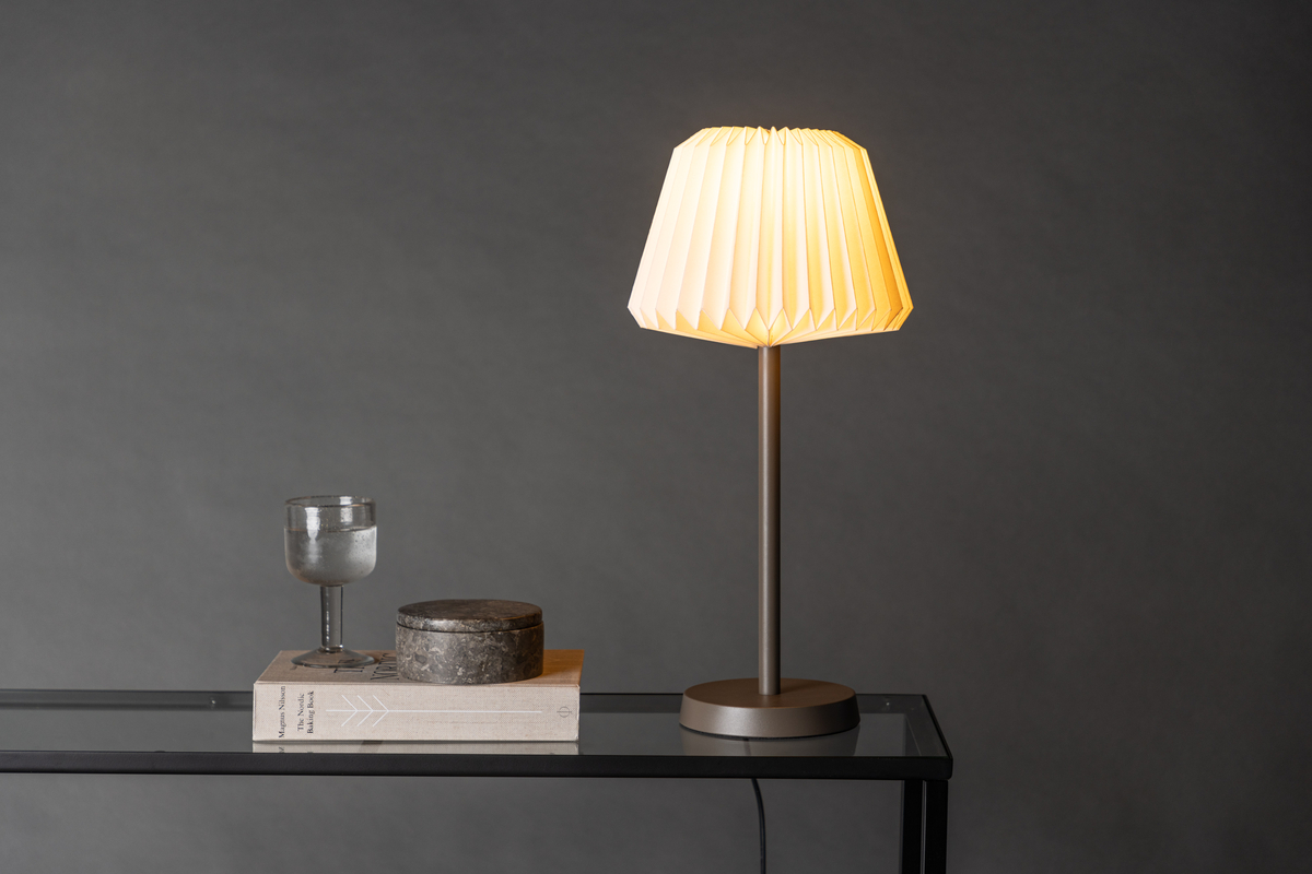 Tandådalen 50cm Mørkebrun bordlampe Fra Venture Design - Sk&aelig;rmen lader lyset tr&aelig;nge igennem p&aring; en behagelig m&aring;de og skaber en afslappende og behagelig atmosf&aelig;re i dit rum.
