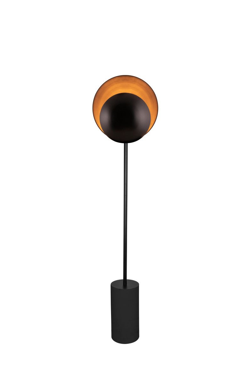 Orbit Sort gulvlampe Fra Globen Lighting - Lampen er monteret p&aring; en sort cylindrisk metalfod som giver den et elegant udtryk, stil den ved siden af sofaen eller i et hj&oslash;rne hvor du har brug for stemningsbelysning.