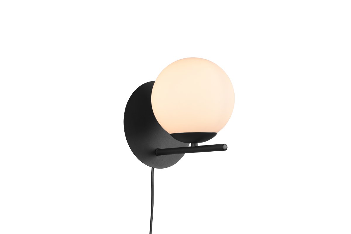 Pure Ø16 Sort væglampe Fra Trio Lighting - Lampen kan monteres b&aring;de som fast installation eller med den medf&oslash;lgende ledning med v&aelig;gstik og afbryder.