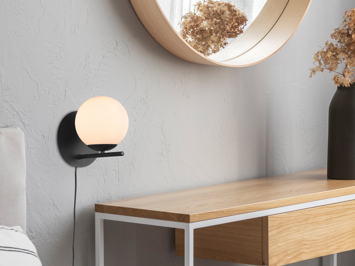Pure Ø16 Sort væglampe Fra Trio Lighting - Lampen kan monteres b&aring;de som fast installation eller med den medf&oslash;lgende ledning med v&aelig;gstik og afbryder.