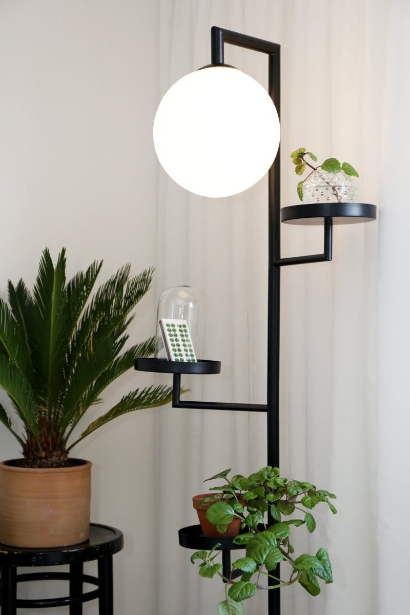 Astoria Sort gulvlampe Fra Globen Lighting - Astoria kombinerer funktion og design, da den kan bruges i alt fra hallen, til piedestal, til l&aelig;selampe.