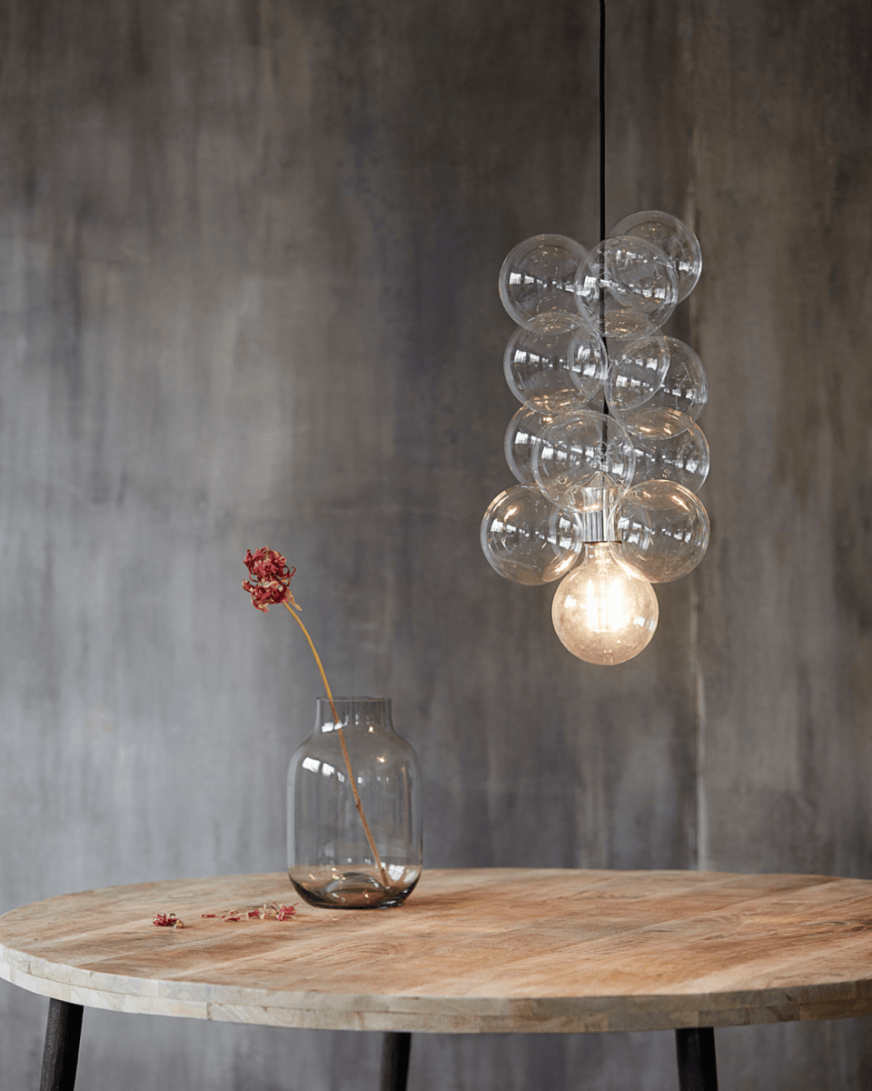 DIY Ø30 Gennemsigtig loftslampe Fra House Doctor - Lampen består af 12 gennemsigtige glaskugler med en diameter på 12 cm som sammenføjede sømme; at de skaber en fantastisk og moderne lampe.