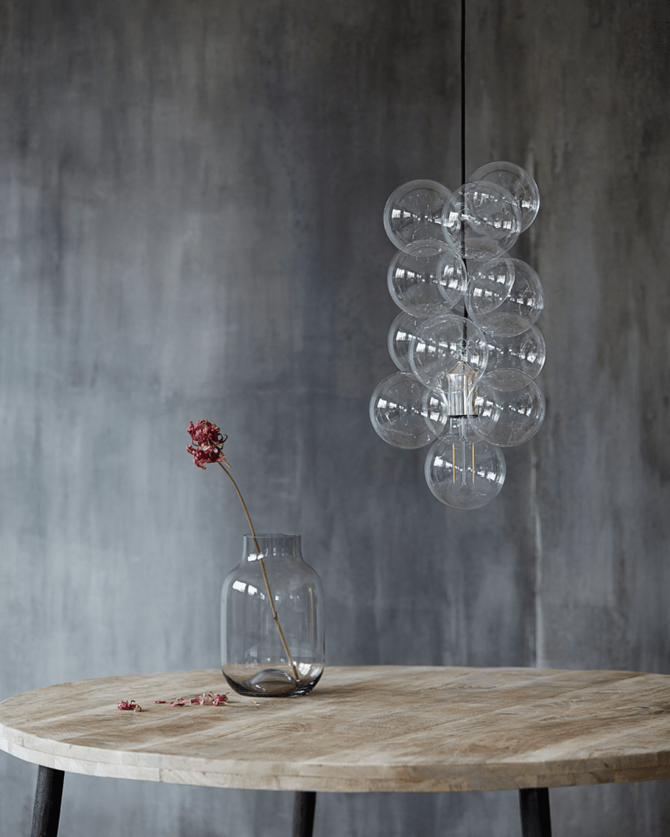 DIY Ø30 Gennemsigtig loftslampe Fra House Doctor - Lampen består af 12 gennemsigtige glaskugler med en diameter på 12 cm som sammenføjede sømme; at de skaber en fantastisk og moderne lampe.