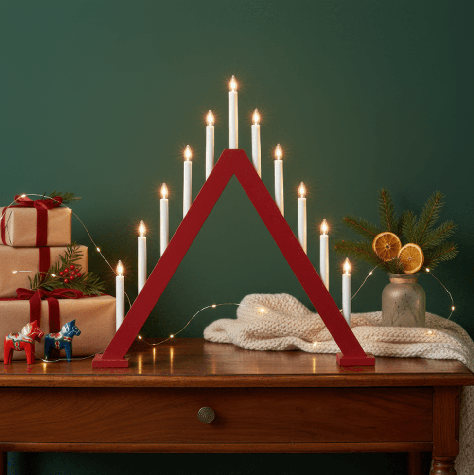 Nova 11 RØD Fra Pixie Design - Nova er en klassisk tr&aelig;lysestage med elleve lys og en smuk r&oslash;d farve, der minder om traditionelle julefejringer.
