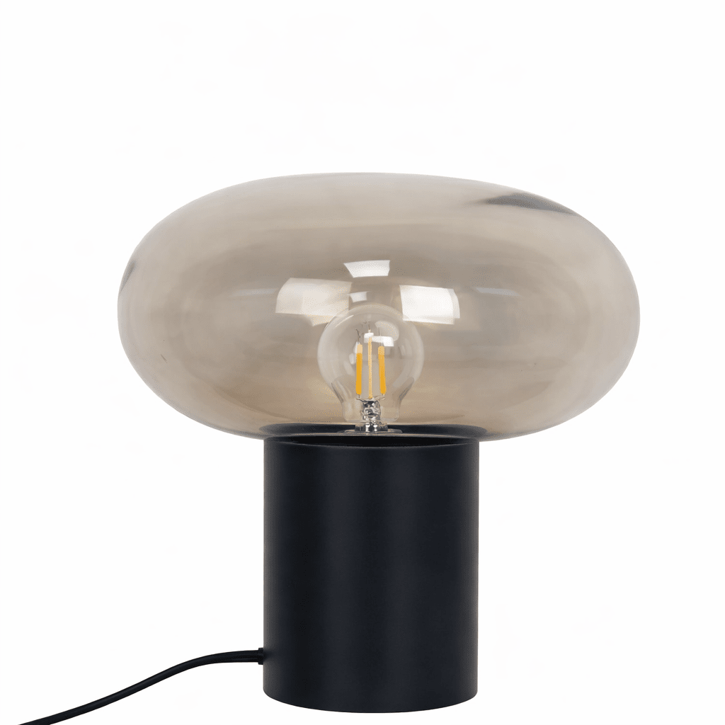 Alba 32cm Sort/ravgul bordlampe Fra Nordic Lighting - Den sorte metalbase giver et stabilt og elegant udtryk, mens den ravfarvede glassk&aelig;rm skaber et bl&oslash;dt og atmosf&aelig;risk lys.