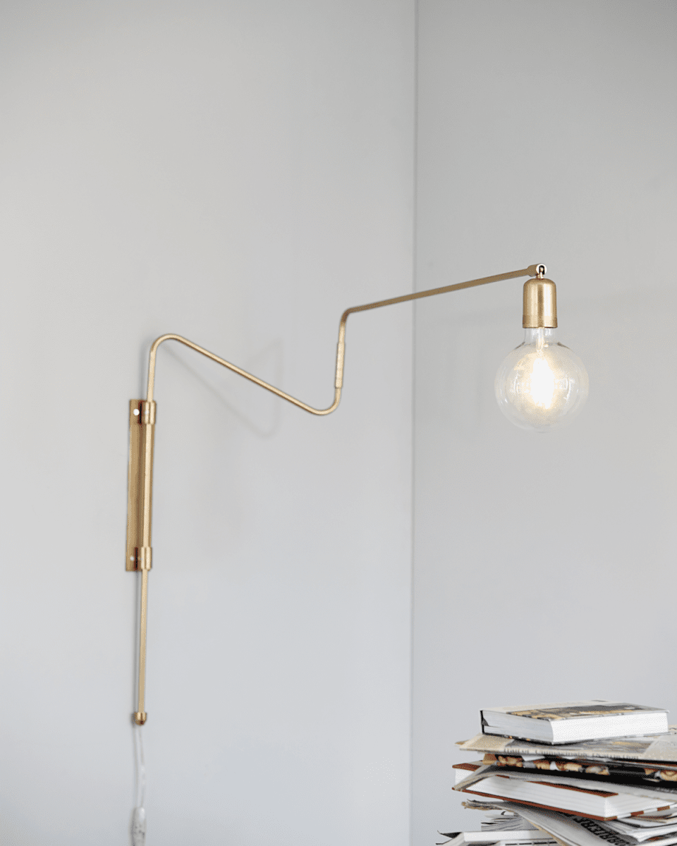Swing 70cm Messing væglampe Fra House Doctor - Asymmetriske og skr&aring; linjer, der giver lampen et dekorativt og sp&aelig;ndende udtryk, giver ogs&aring; lampen dens lette design.