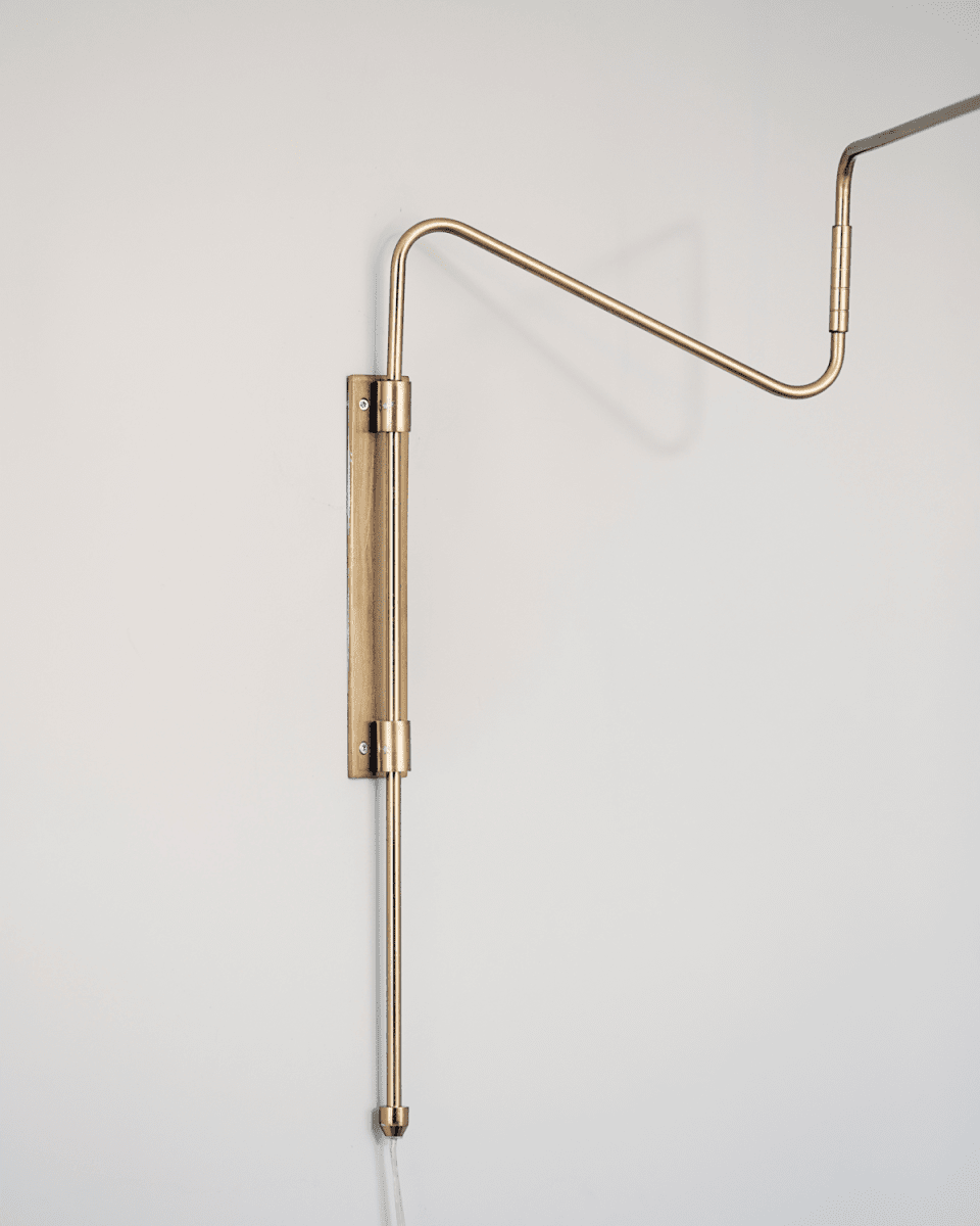 Swing 70cm Messing væglampe Fra House Doctor - Asymmetriske og skr&aring; linjer, der giver lampen et dekorativt og sp&aelig;ndende udtryk, giver ogs&aring; lampen dens lette design.