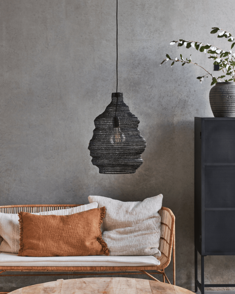 Mesh Ø30 Sort loftslampe Fra House Doctor - Hæng loftslampen fra House Doctor over spisebordet eller køkkenet, i soveværelset eller i et hjørne af stuen for at tilføje et vidunderligt skær.