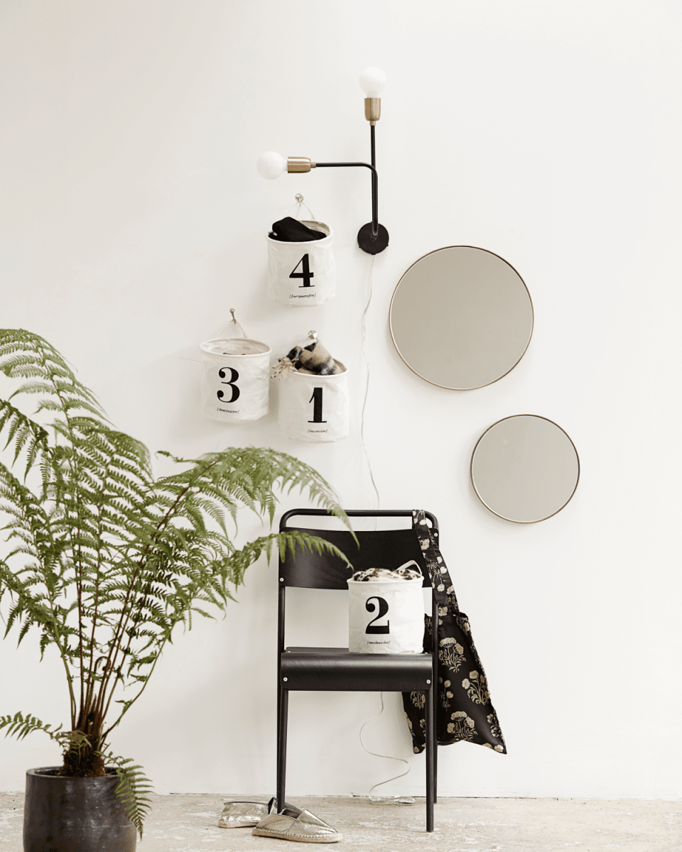 Molecular 30cm Sort væglampe Fra House Doctor - Molecular lampen har et smukt dekorativt look, der er fuld af karakter.