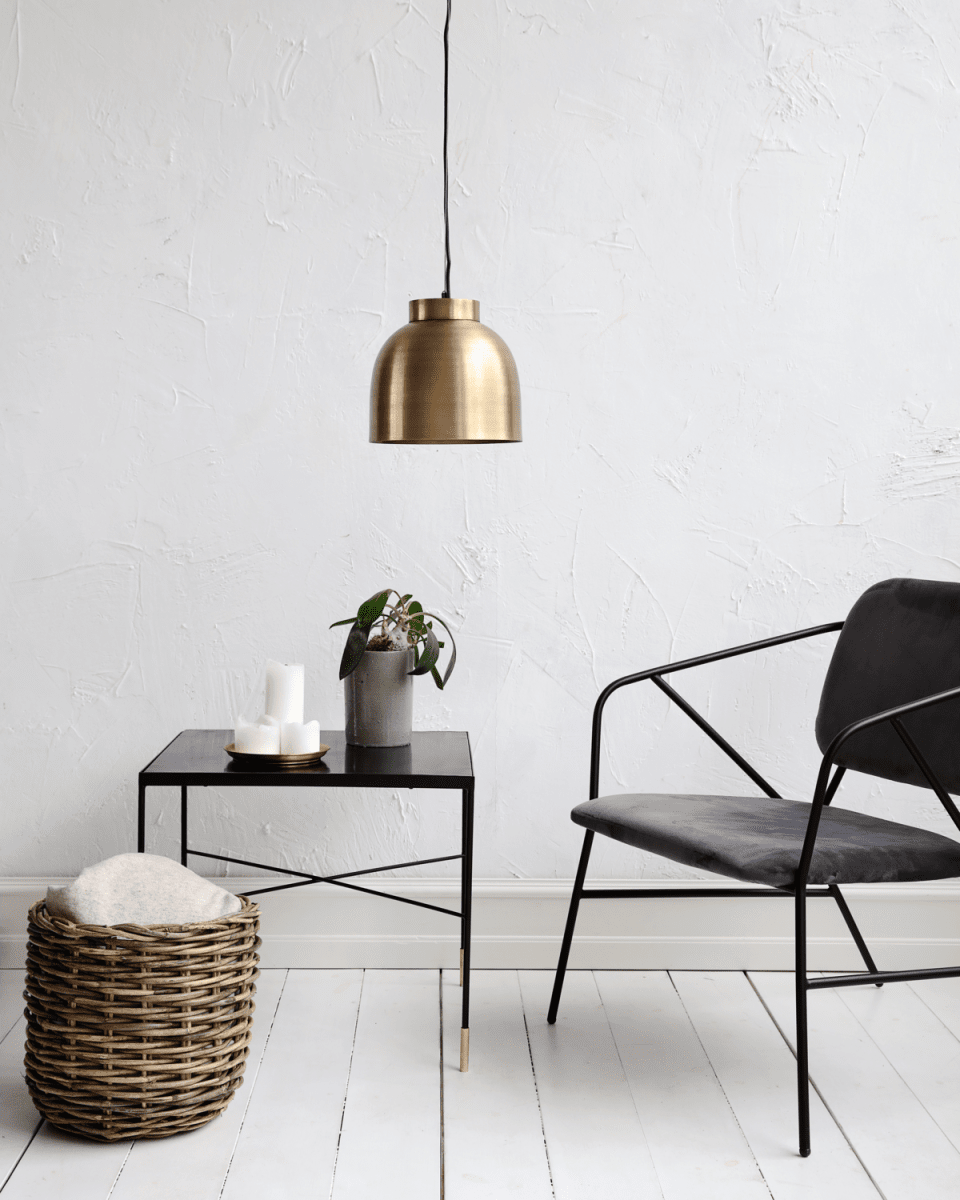 Bowl Ø20 Messing loftslampe Fra House Doctor - Den er lavet af messing med en gylden finish og er moderne og stilfuld nok til at passe til enhver indretningsstil.