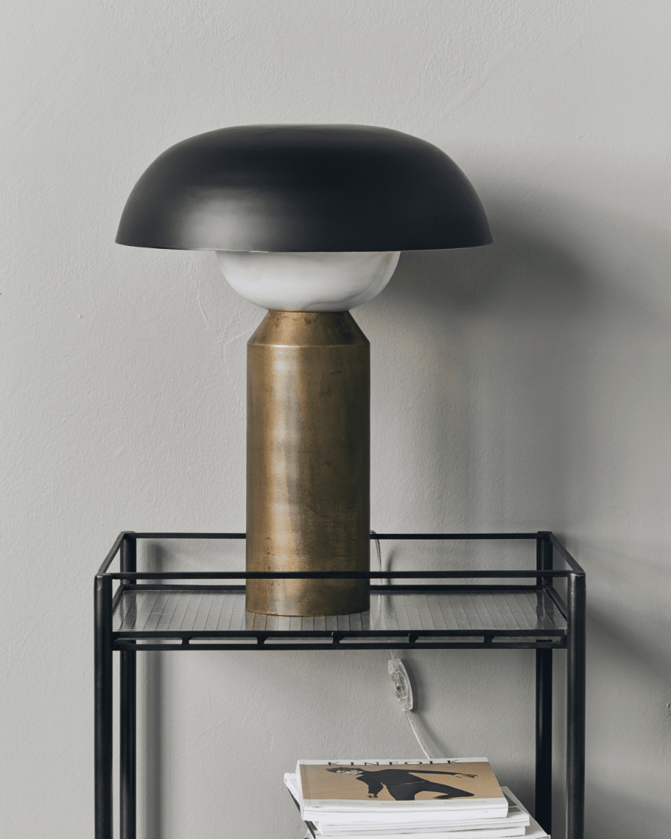 Big Fellow 55cm Antik messing bordlampe Fra House Doctor - Big Fellow fra House Doctor er en bordlampe, der p&aring; en elegant m&aring;de blander klassisk og skulpturelt design.