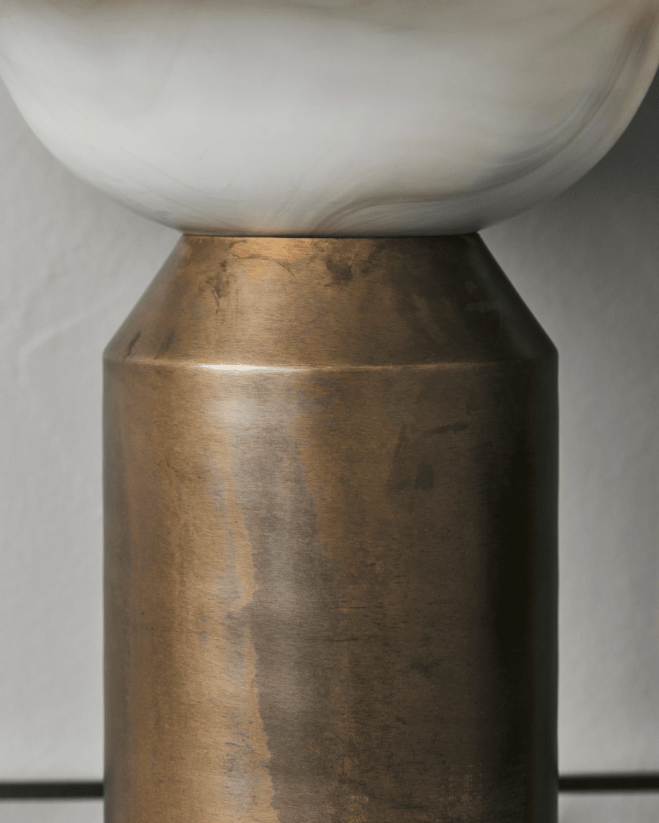 Big Fellow 55cm Antik messing bordlampe Fra House Doctor - Big Fellow fra House Doctor er en bordlampe, der p&aring; en elegant m&aring;de blander klassisk og skulpturelt design.