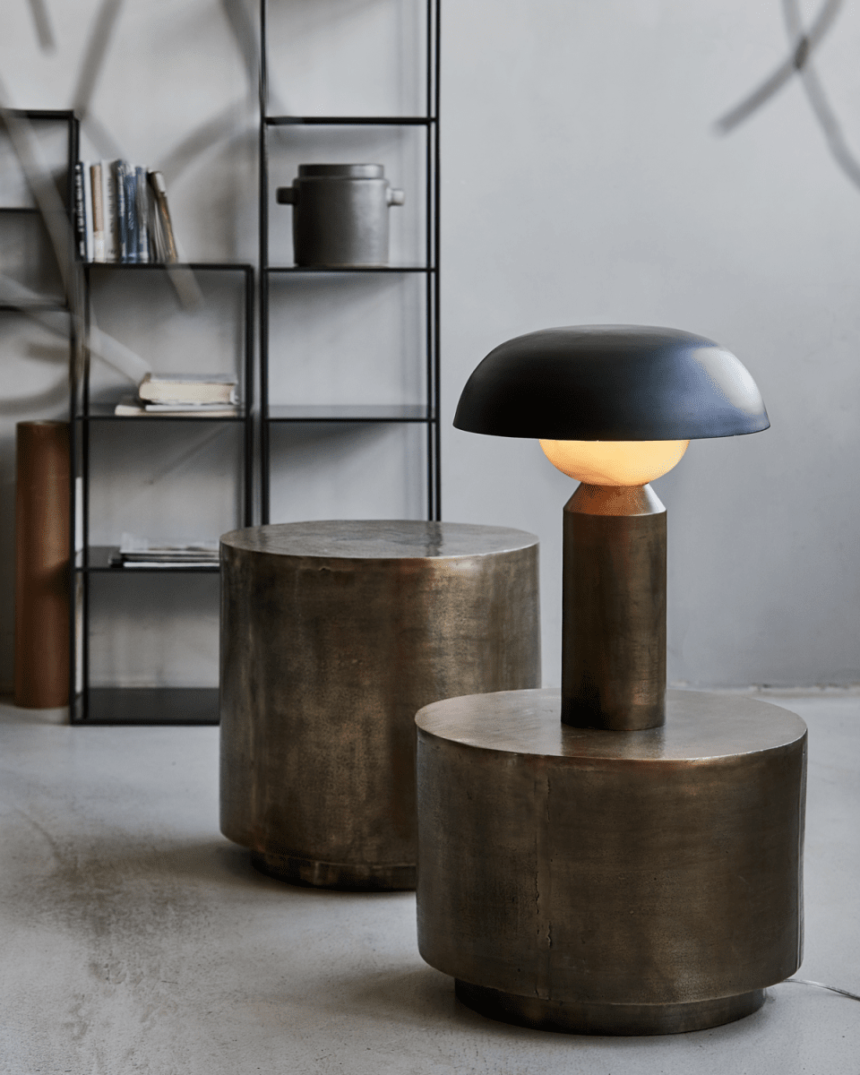 Big Fellow 55cm Antik messing bordlampe Fra House Doctor - Big Fellow fra House Doctor er en bordlampe, der p&aring; en elegant m&aring;de blander klassisk og skulpturelt design.