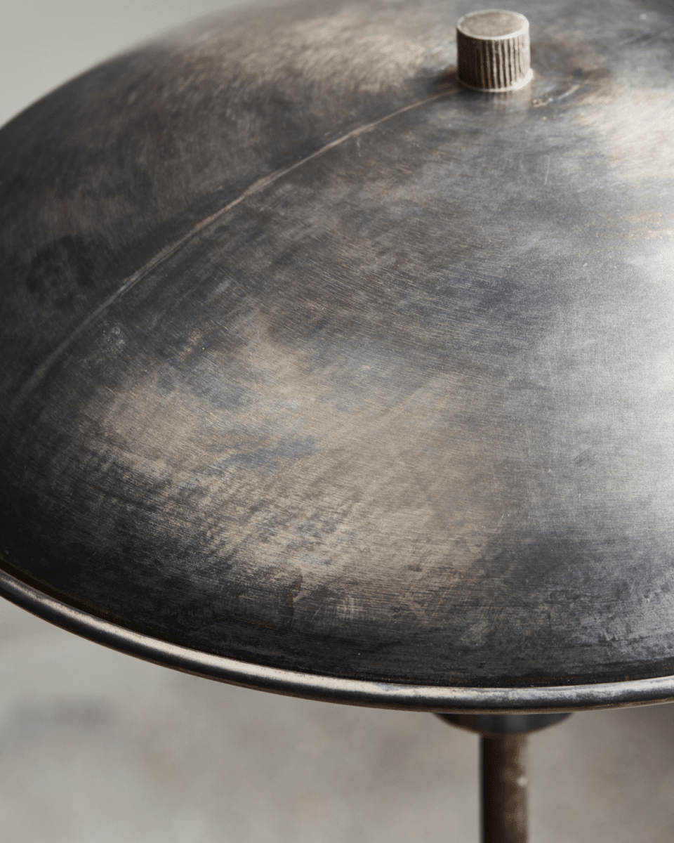 Boston 42cm Antik brun bordlampe Fra House Doctor - Det er en moderne klassiker med et industrielt præg takket være jernets materiale og overfladebehandlingen af lampeskærmen og foden.