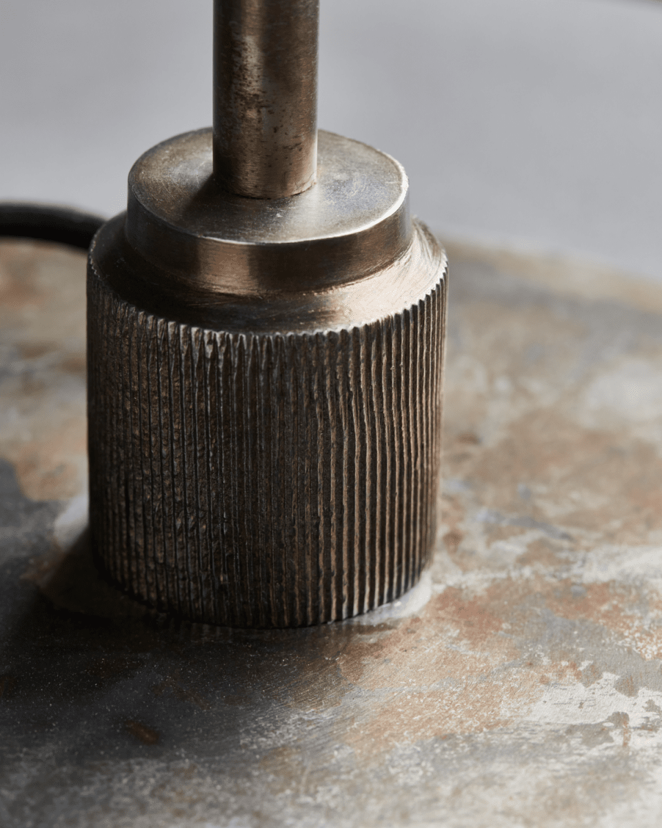 Boston 42cm Antik brun bordlampe Fra House Doctor - Det er en moderne klassiker med et industrielt præg takket være jernets materiale og overfladebehandlingen af lampeskærmen og foden.