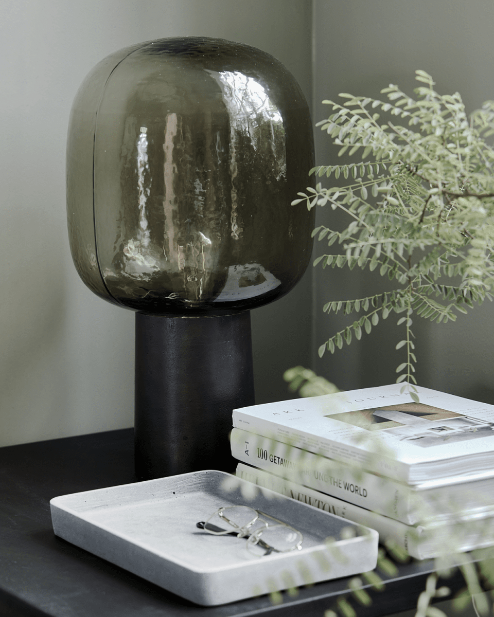 Note 52cm Brun bordlampe Fra House Doctor - Balance definerer designet d&aring; lampesk&aelig;rmen er let struktureret og med en st&oslash;rrelse, der st&aring;r i kontrast til den stilrene og mindre base.