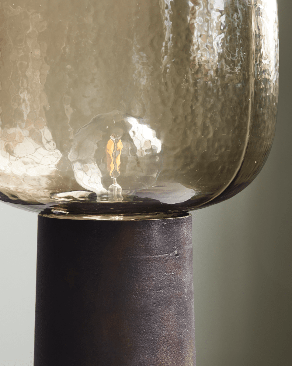 Note 52cm Brun bordlampe Fra House Doctor - Balance definerer designet d&aring; lampesk&aelig;rmen er let struktureret og med en st&oslash;rrelse, der st&aring;r i kontrast til den stilrene og mindre base.