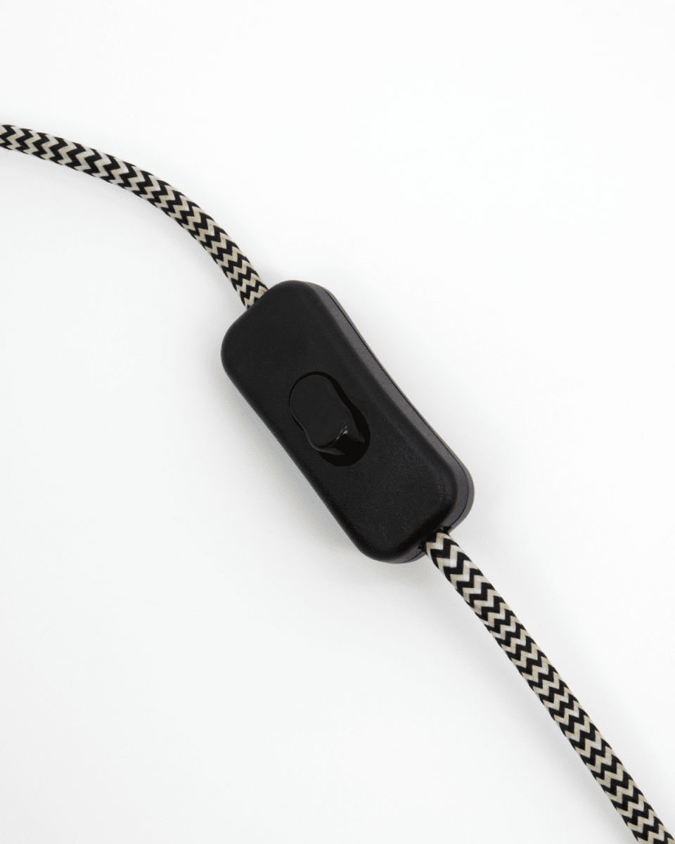 Roomie 33cm Børstet sølv bordlampe Fra House Doctor - Moderne og stilfuld p&aring; skrivebordet, et personligt pr&aelig;g p&aring; natbordet eller som en dekorativ detalje i stuen - lampen l&oslash;fter ethvert rum med subtil finesse.