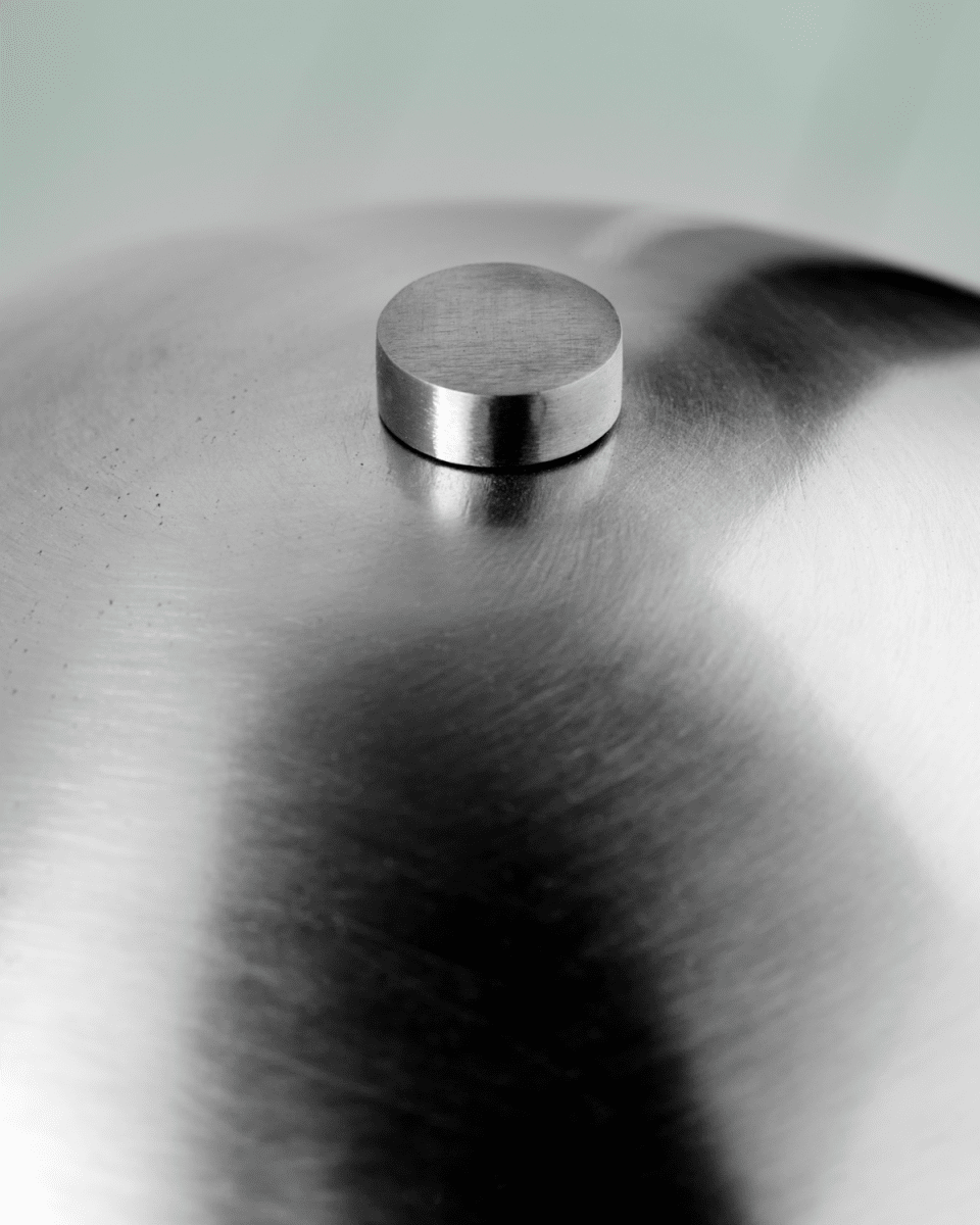 Roomie 33cm Børstet sølv bordlampe Fra House Doctor - Moderne og stilfuld p&aring; skrivebordet, et personligt pr&aelig;g p&aring; natbordet eller som en dekorativ detalje i stuen - lampen l&oslash;fter ethvert rum med subtil finesse.