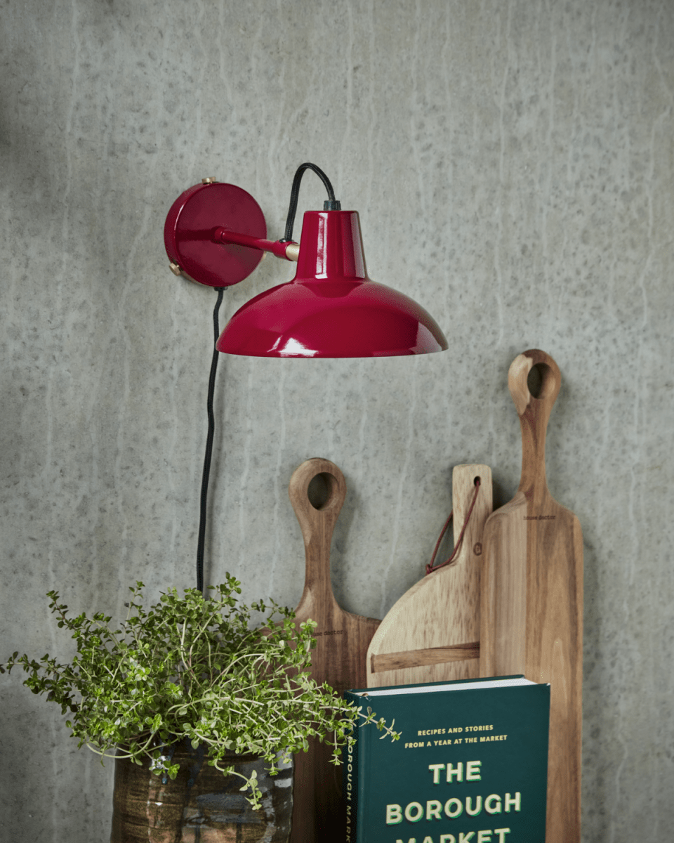 Desk Ø18 RØD væglampe Fra House Doctor - Føj en iøjnefaldende funktion til dit interiør med denne markante væglampe, der kombinerer moderne og klassiske elementer.