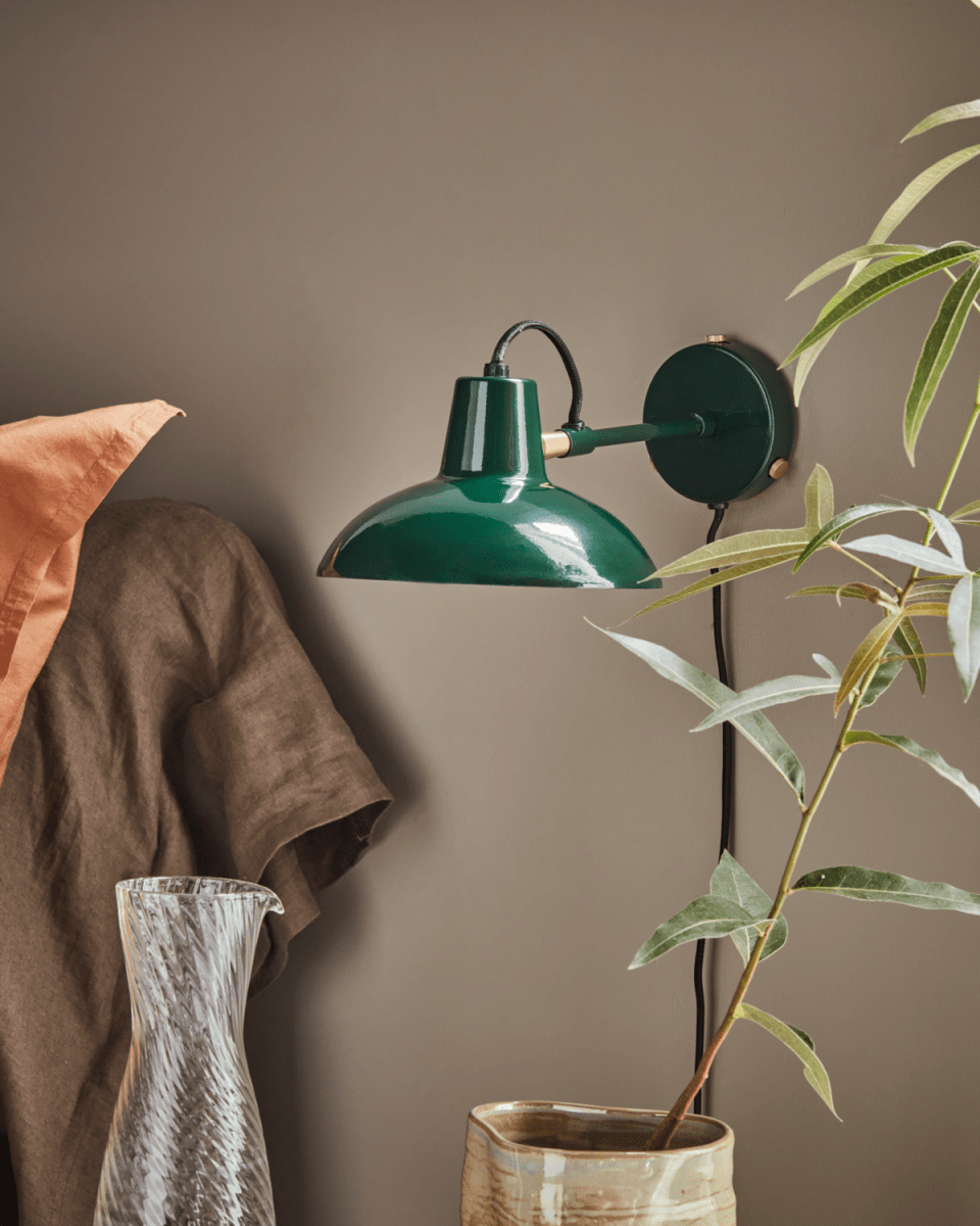 Desk Ø18 Grøn væglampe Fra House Doctor - Med sin grønne emalje finish og klassiske bordlampe design giver den et moderne og tidløst udtryk.