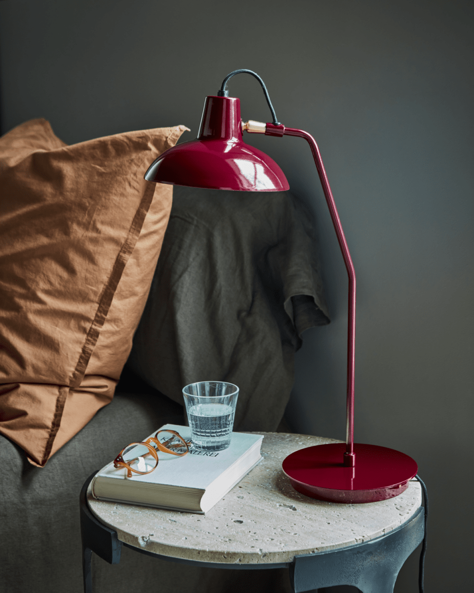 Desk 50cm RØD skrivebordslampe Fra House Doctor - Den livlige røde emaljefinish og det klassiske design gør den til et blikfang, perfekt til at tilføje et farverigt touch til ethvert rum.