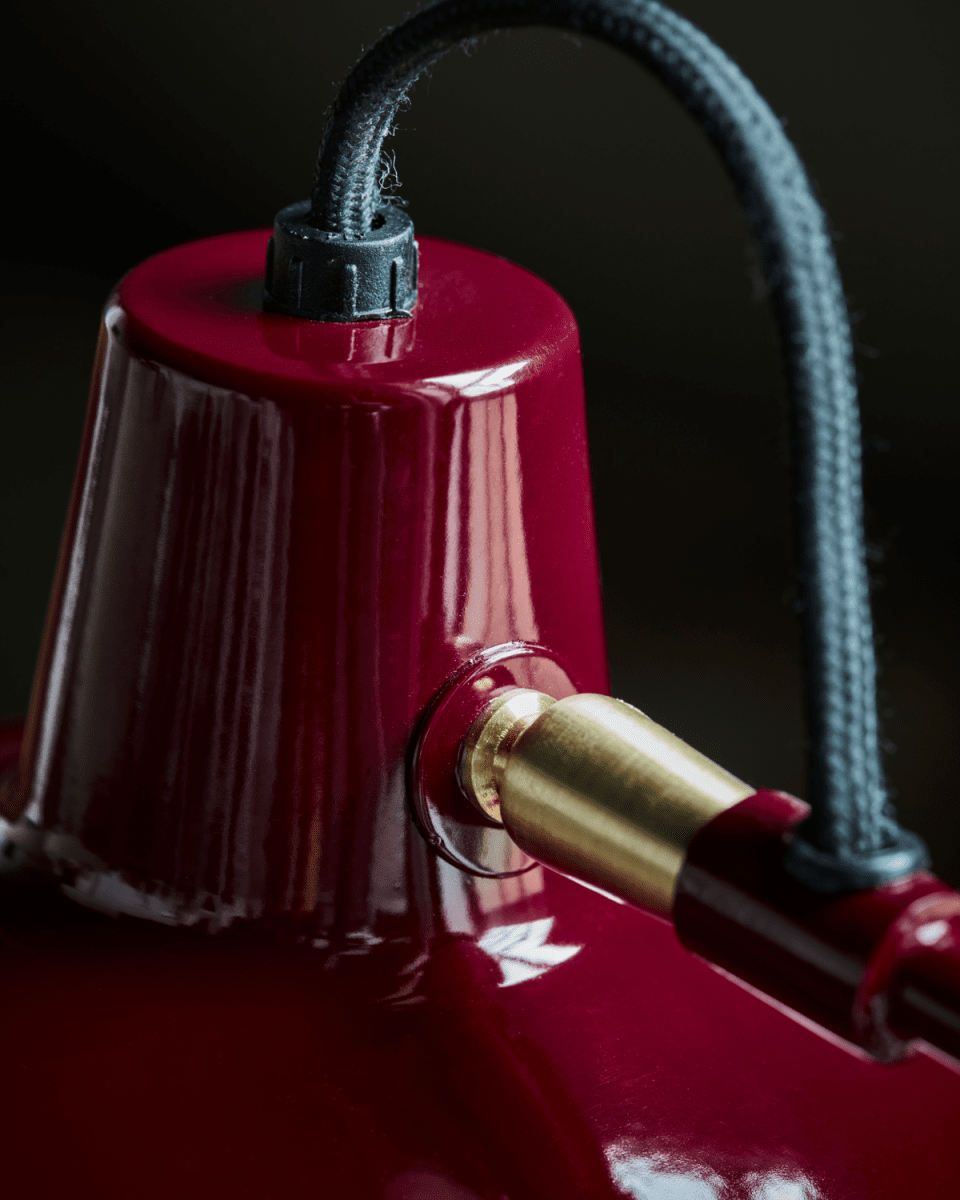 Desk 50cm RØD skrivebordslampe Fra House Doctor - Den livlige røde emaljefinish og det klassiske design gør den til et blikfang, perfekt til at tilføje et farverigt touch til ethvert rum.