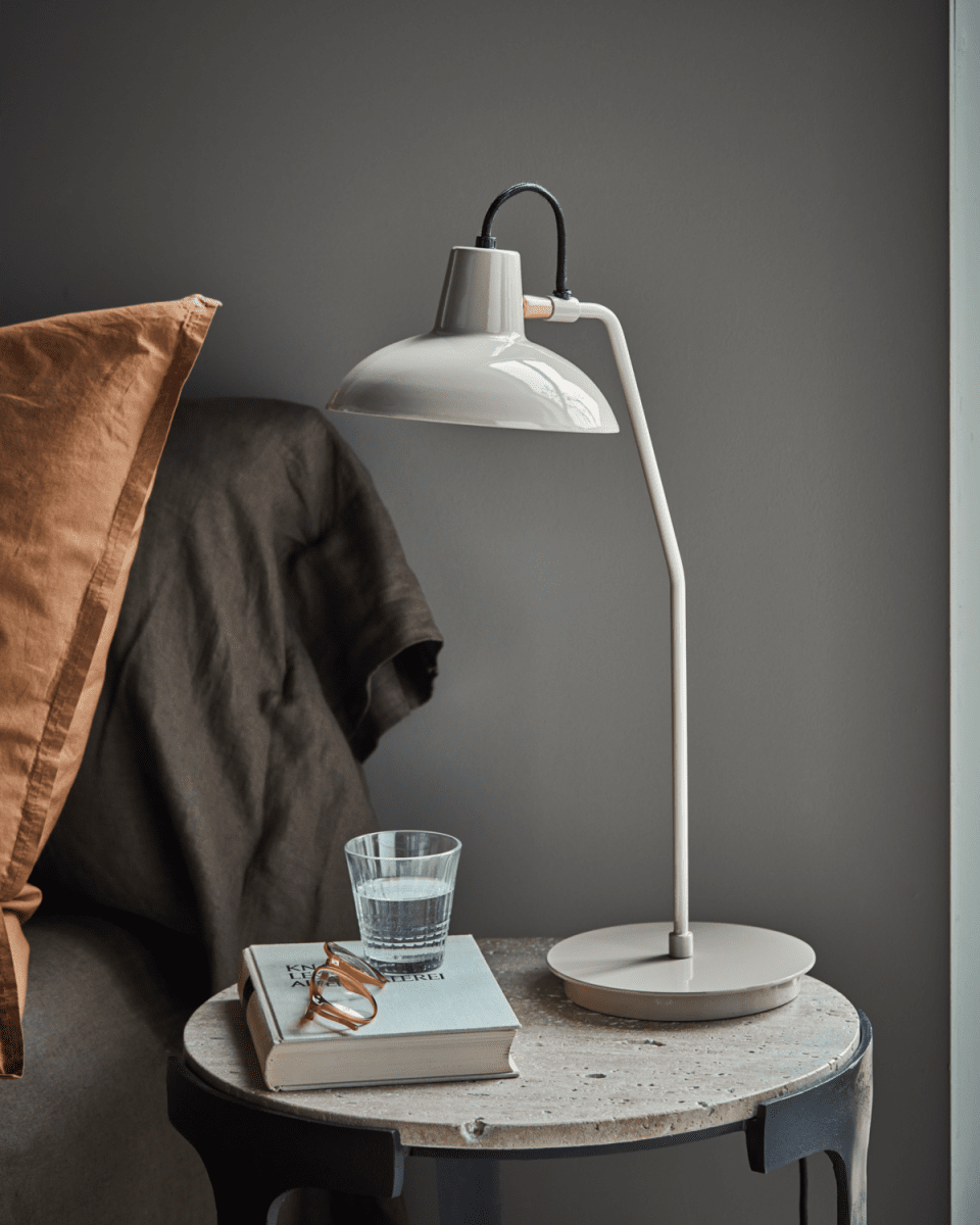 Desk 50cm Grå skrivebordslampe Fra House Doctor - Denne gr&aring; lampen kombinerer rene linjer og en glat emaljefinish, hvilket gør den både moderne og tidløs.