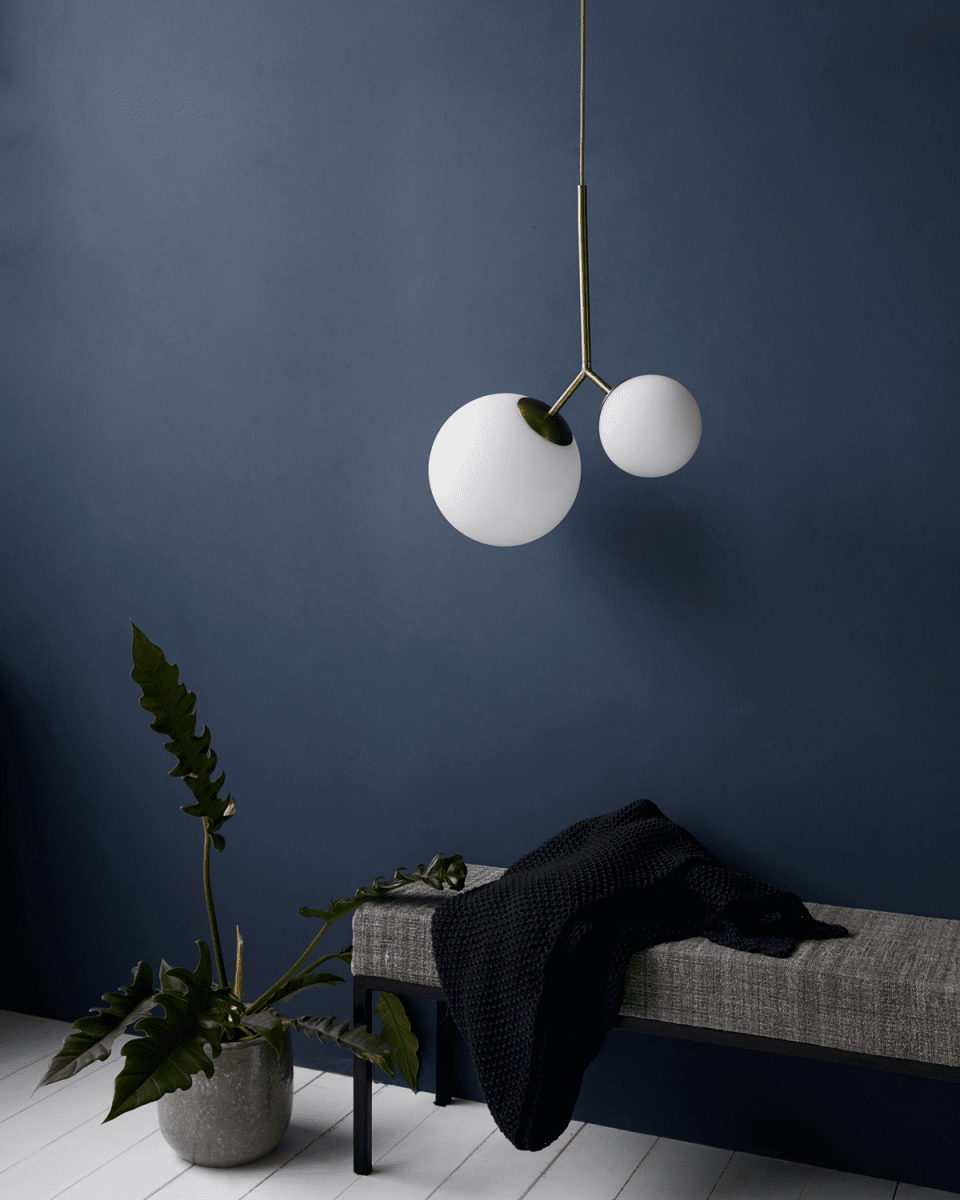 Twice 70cm Messing loftslampe Fra House Doctor - Brug den i entréen, over spisebordet eller i et hjørne af stuen og skab en skøn og unik glød i interiøret.