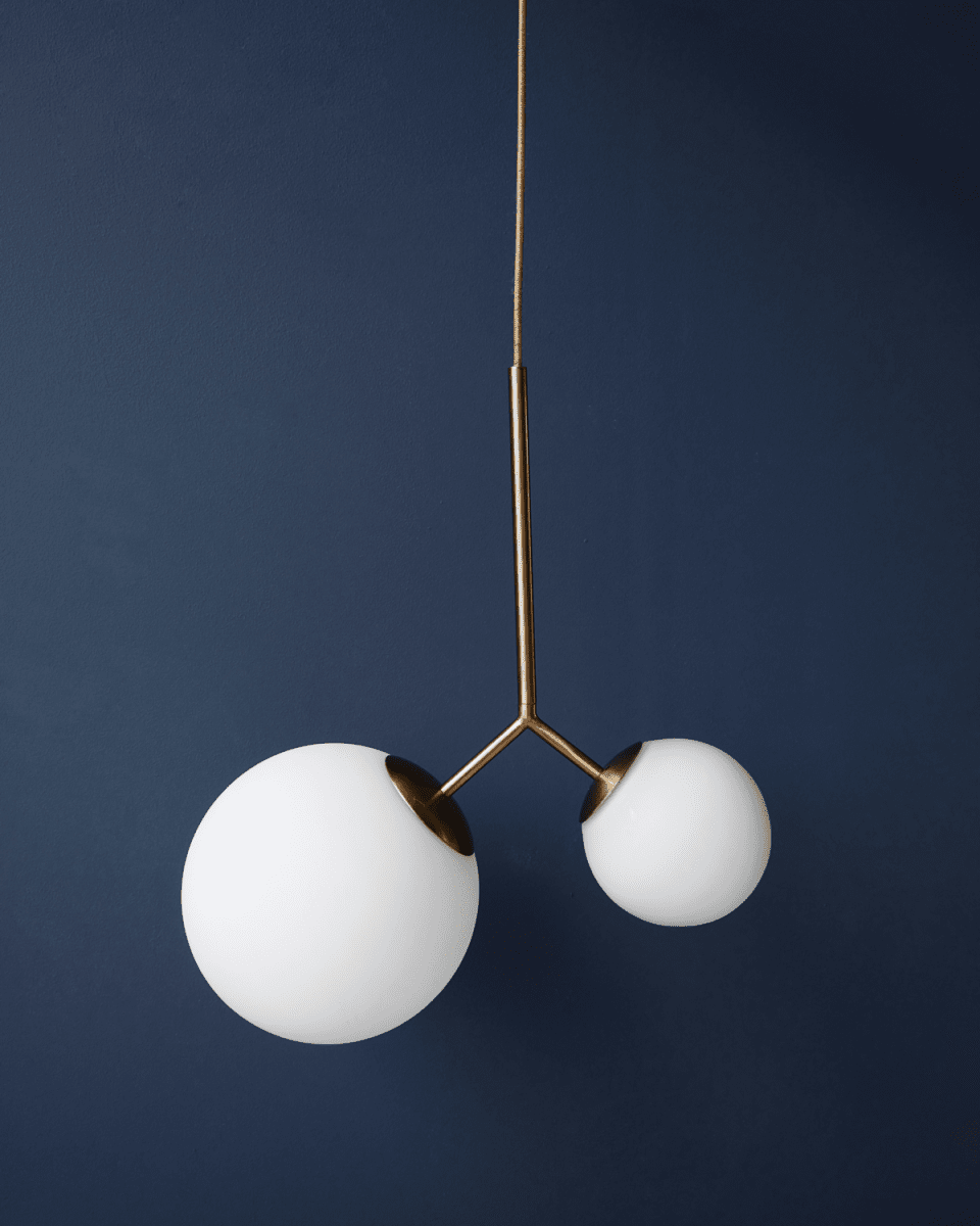 Twice 70cm Messing loftslampe Fra House Doctor - Brug den i entréen, over spisebordet eller i et hjørne af stuen og skab en skøn og unik glød i interiøret.