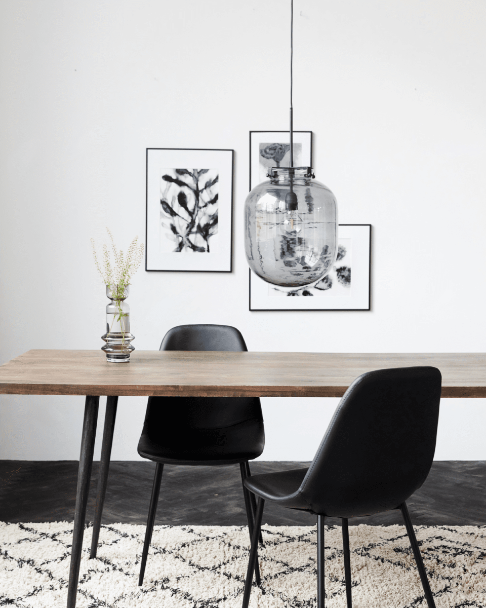 Ball Ø30 Sort loftslampe Fra House Doctor - Lampen har et smukt og organisk formsprog, der giver et lyst og feminint udtryk.